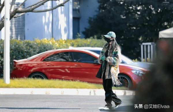 楊冪同空姐肩並肩走機場,穿皮褲配流蘇包,當眾扯毛衣線條好可愛 楊冪同空姐肩並肩走機場,穿皮褲配流蘇包,當眾扯毛衣線條好可愛