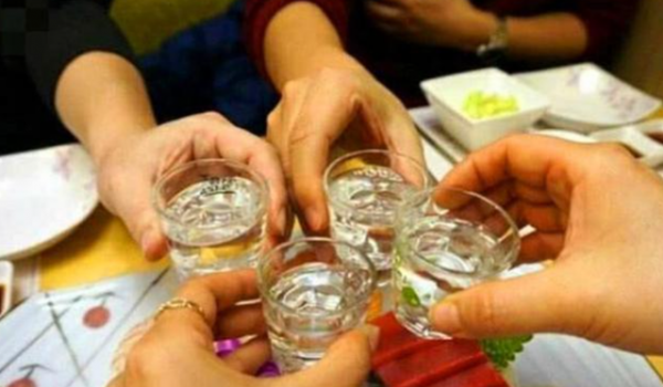 醫生提醒：酒桌上，若碰到一喝酒就臉紅的人，儘量要遠離