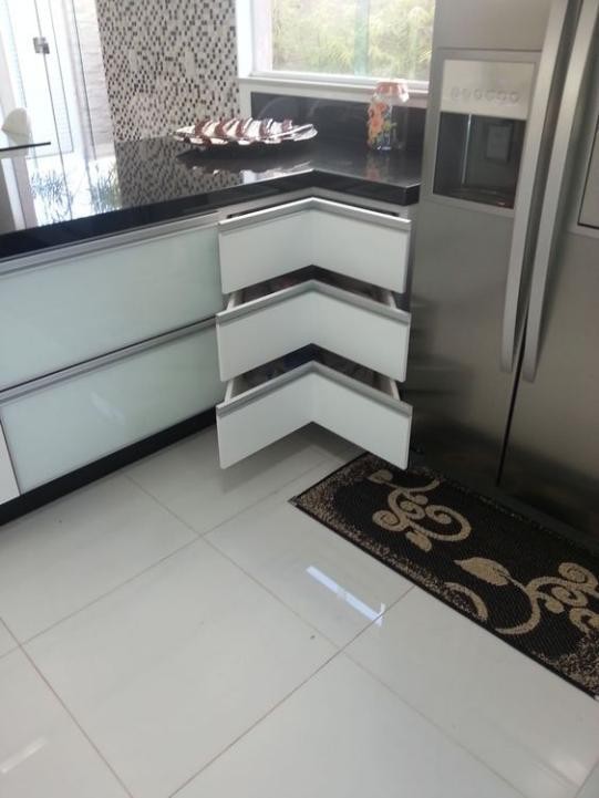 裝書櫃不划算，巧妙利用書桌底下空間，做抽拉儲物，不佔地還省錢