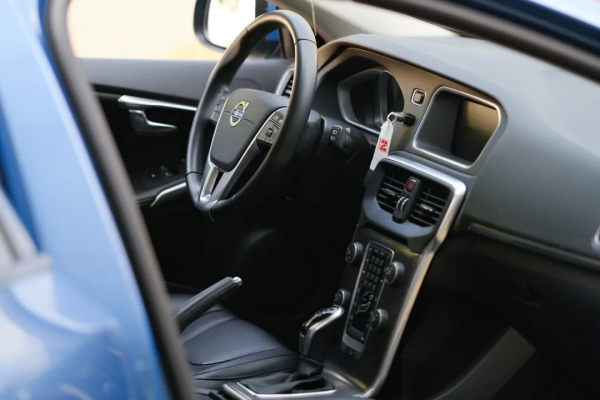 二手沃爾沃 V40：十萬級的品質代步車，安全又省心