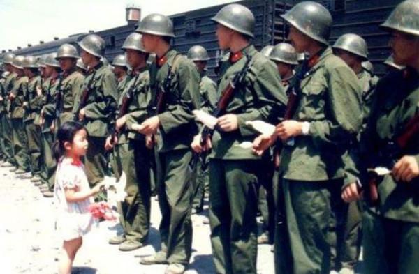 對越作戰：越南特工太狡猾，喬裝改扮闖我軍陣地，卻被一新兵識破