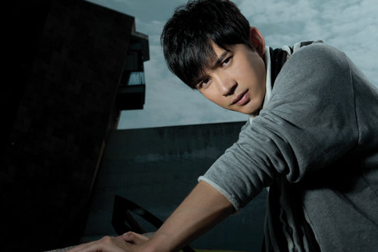 過氣“超女”窘況：開出租、整容失敗、賣唱陪酒，硬著頭皮扛面子