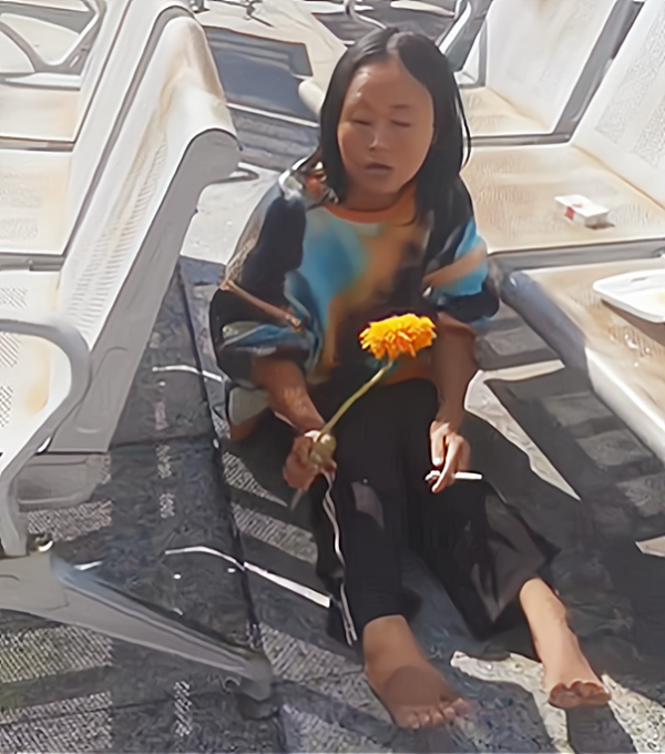 流浪女為情所困精神受刺激,不愛穿鞋愛抽菸,心情不好就閉眼罵人 流浪女為情所困精神受刺激,不愛穿鞋愛抽菸,心情不好就閉眼罵人