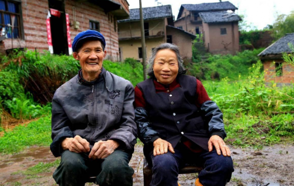 農村60歲以上老人，一年要掙多少錢才夠花？網友：3萬夠不夠？