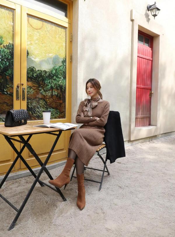 韓國美女王宥利時尚寫真：咖啡色針織收腰修身連衣裙