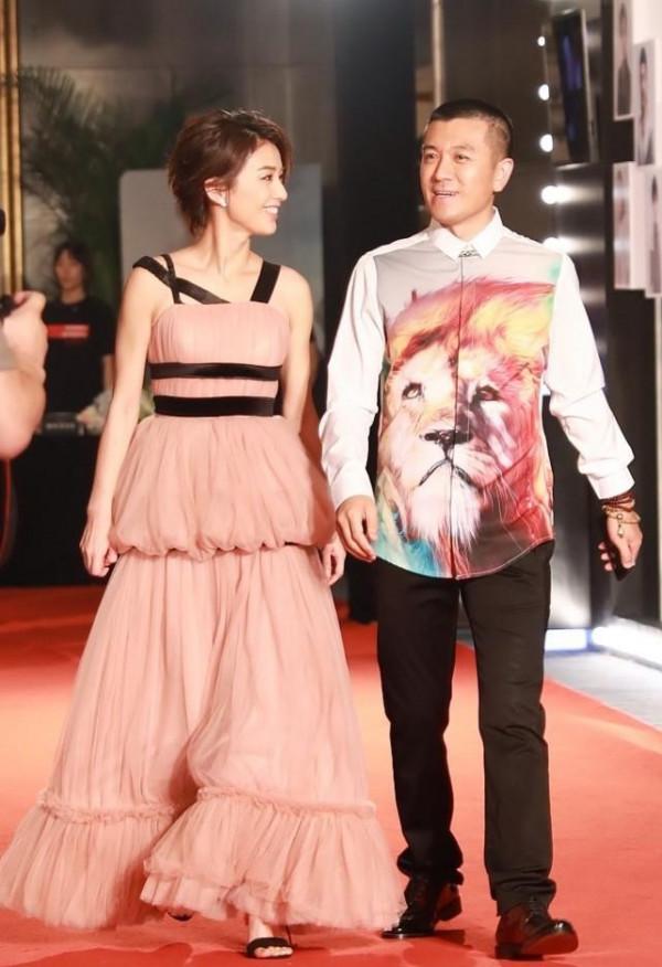 黃聖依和老公合體出行,她一襲粉裙挺嬌媚,老公卻像“土豪” 黃聖依和老公合體出行,她一襲粉裙挺嬌媚,老公卻像“土豪”