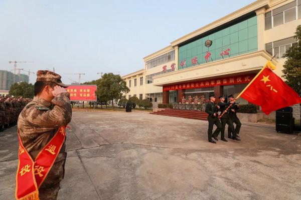 敬禮！第71集團軍組織退役士兵向軍旗告別儀式