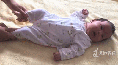 嬰幼兒無故哭鬧怎麼辦？腸脹氣、腸絞痛惹的禍！排氣操安排一下