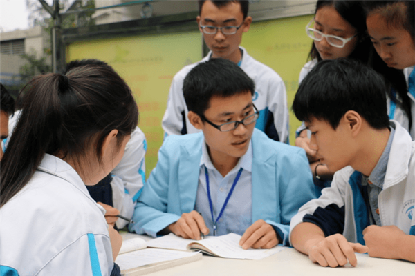 高考後才發現，做普通班雞頭和重點班鳳尾的差距，你選對了嗎？