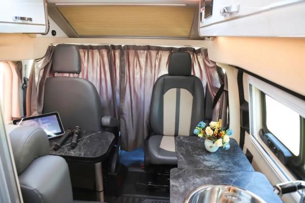 福特商務車改裝房車!保姆車佈局還配KTV娛樂系統!適合2人用 福特商務車改裝房車!保姆車佈局還配KTV娛樂系統!適合2人用