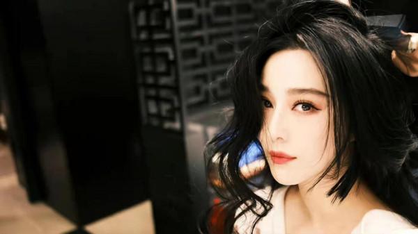 范冰冰高調出席活動成人氣王！穿粉色羽毛裙明豔四射，新造型封神