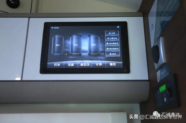 實拍國內頂級房車!輕坦克噸位,用料紮實帶智慧!6人食宿真方便 實拍國內頂級房車!輕坦克噸位,用料紮實帶智慧!6人食宿真方便