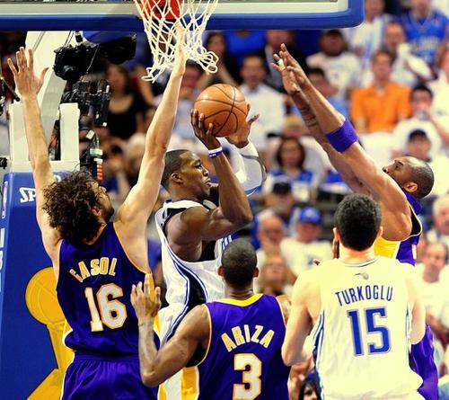 為什麼09年魔術隊能輕鬆淘汰詹姆斯,而總決賽卻慘敗給了科比呢? 為什麼09年魔術隊能輕鬆淘汰詹姆斯,而總決賽卻慘敗給了科比呢?