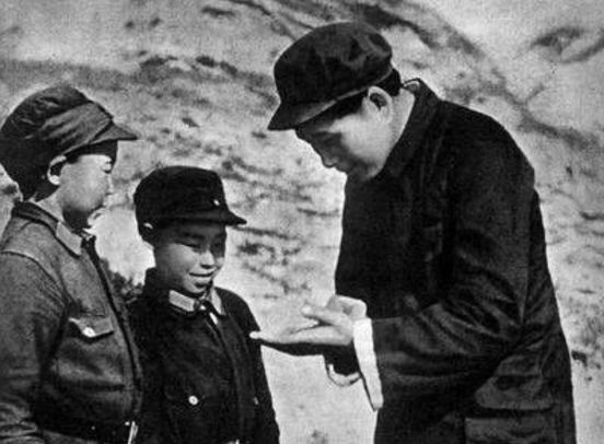 單挑美軍14架戰機，反殺4架後跳傘逃生，毛主席親書：孤膽英雄