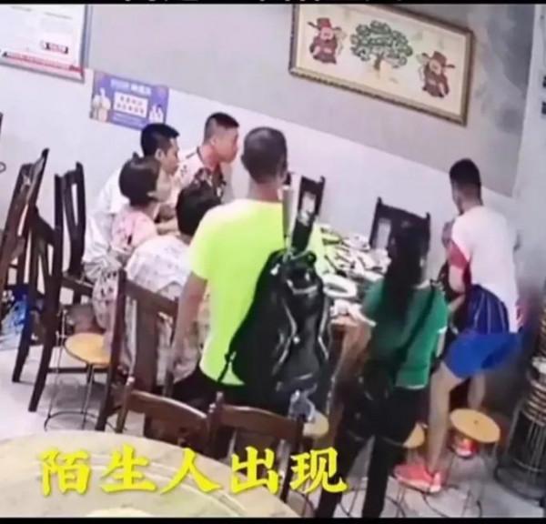 陌生人危急關頭救命，朋友在一邊玩手機，專家：請遠離無用社交