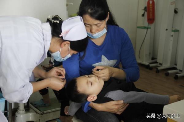 男童突然發病確診重症,爸爸藉故外出,耳聾媽媽獨自帶他艱難求醫 男童突然發病確診重症,爸爸藉故外出,耳聾媽媽獨自帶他艱難求醫