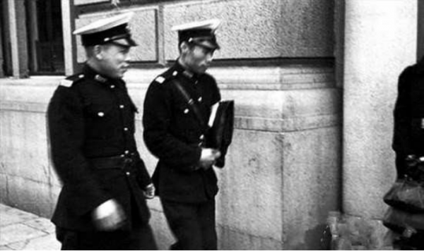 1947年，蔣介石叫來毛人鳳：把海軍上校給槍斃了，竟貪汙10億