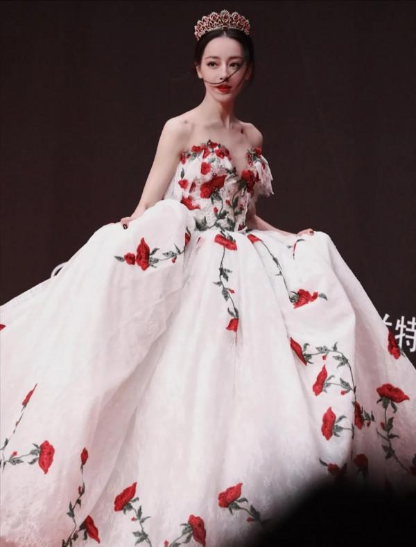 熱巴真的殺瘋啦！（迪麗熱巴紅毯造型盤點）