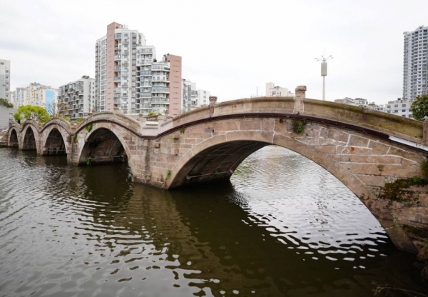 浙江老農挖出800年前的紅棺，專家調查後發現，墓主的身份不簡單