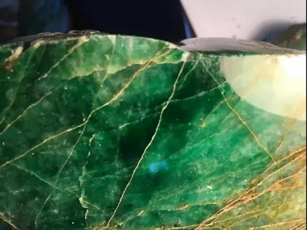 沒人惦記的原石,滿身是裂卻切出了一隻雞 沒人惦記的原石,滿身是裂卻切出了一隻雞