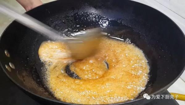 芝麻糯米粉這樣做，大勺一攪，做出好吃的軟糖片，平時待客全靠它