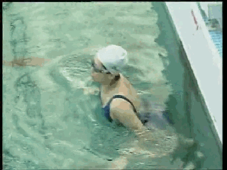 爬泳與仰泳前滾翻轉身的兩個動作要領和五個練習方法