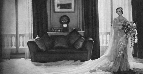 英國醜聞女王，穿搭時尚無比，除了貴賓犬隻有珍珠項鍊陪她到最後