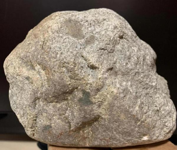 展示一塊月球玄武岩隕石