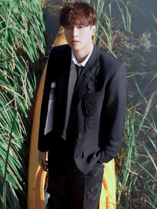 內娛穿西裝最好看的十位男明星：肖戰氣質絕佳，任嘉倫一人千面
