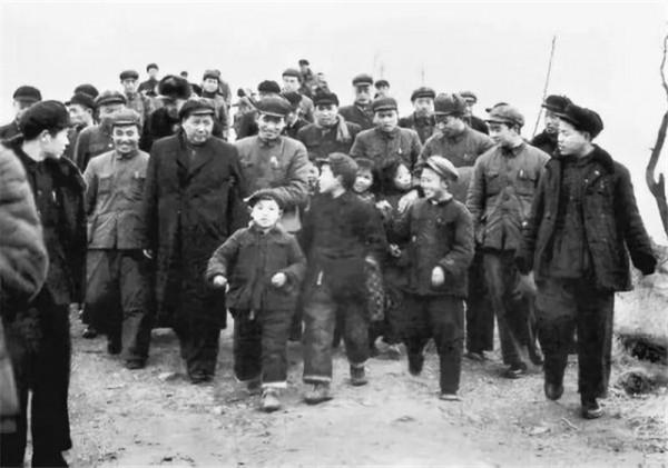 主席遊蛇山與小販攀談，被一小女孩認出，毛：我長得有點像主席喲