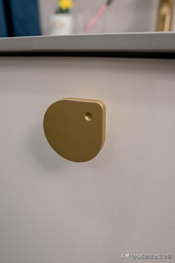 這款懸掛式浴室櫃盡顯小資情調