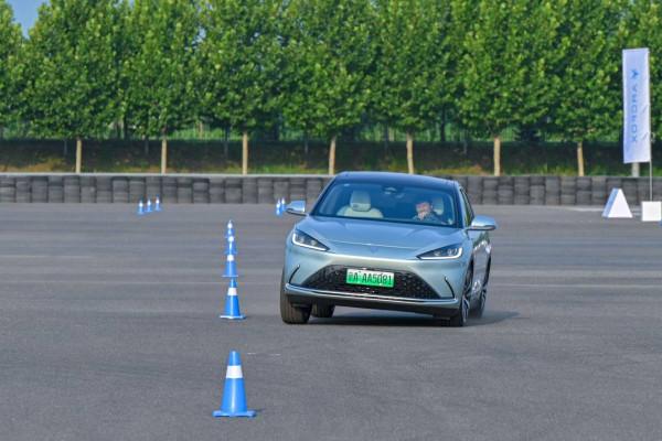 看似紳士實則暴徒,4.2秒破零百公里加速,極狐αS試駕,效能很強 看似紳士實則暴徒,4.2秒破零百公里加速,極狐αS試駕,效能很強