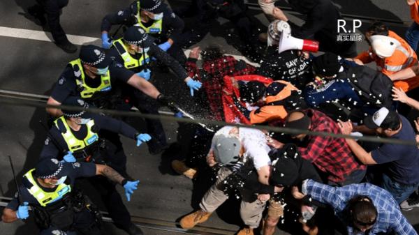 澳大利亞亂了!為反疫苗太瘋狂,抗議者圍攻警察,騎警街頭衝鋒 澳大利亞亂了!為反疫苗太瘋狂,抗議者圍攻警察,騎警街頭衝鋒