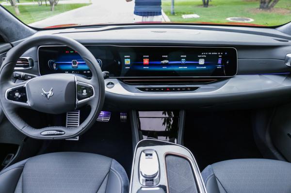 真實試駕極狐阿爾法S：底盤超穩，智慧輔助駕駛系統有點意思！