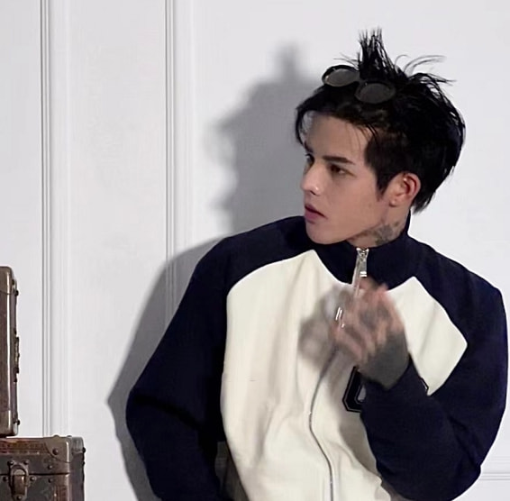 殷世航與小豬上演“兄弟情深”，卻被內增高搶鏡，這是踩著高蹺？