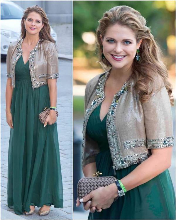 瑞典瑪德琳公主顏值太高，穿著水藍色禮服仙氣飄飄，頭戴王冠優雅