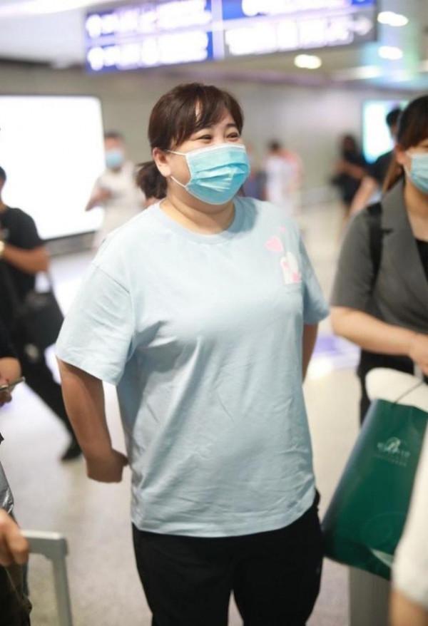 39歲賈玲胖得自信，穿襯衫勒出贅肉，大方與瘦成閃電的張小斐挽手