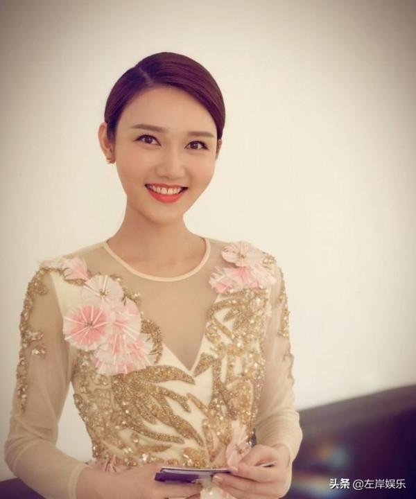 連董卿也公開稱讚她，難怪她能成為春晚主持人