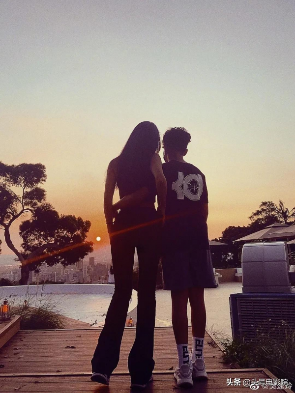 黃多多16歲戴金鍊塗眼影，爸爸萌娃早熟！曹格女兒11歲露肩畫眼線