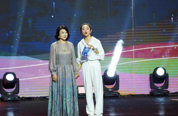 董明珠是真正見過世面的人，穿亮面連衣裙高貴大氣，自信滿滿