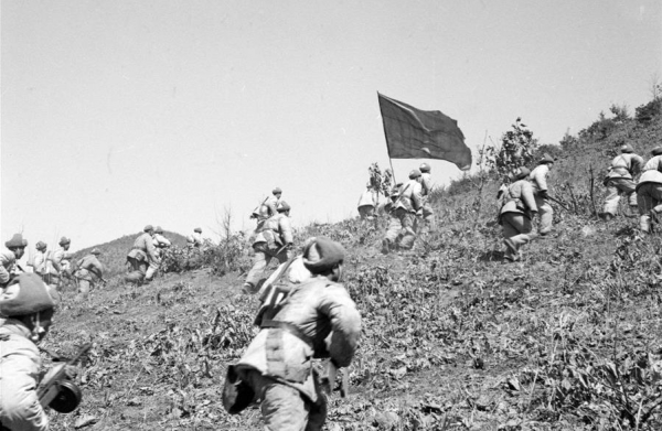 38軍直插三所裡，被20多架美機發現，副師長果斷命令：公開前進