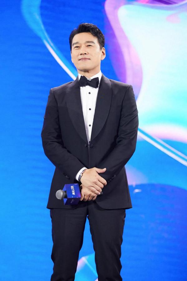 演員王耀慶，為了省房租娶了房東的女兒，結婚20年零緋聞