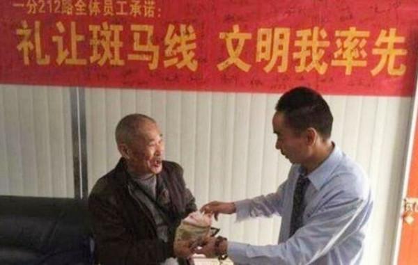 80歲老人墓穴生活實紀：在山上種地養蜂，生活悠然自得