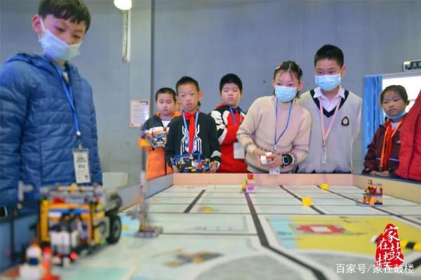 小小少年大顯“身手”第十屆鼓樓區“春芽杯”機器人創意大賽開賽