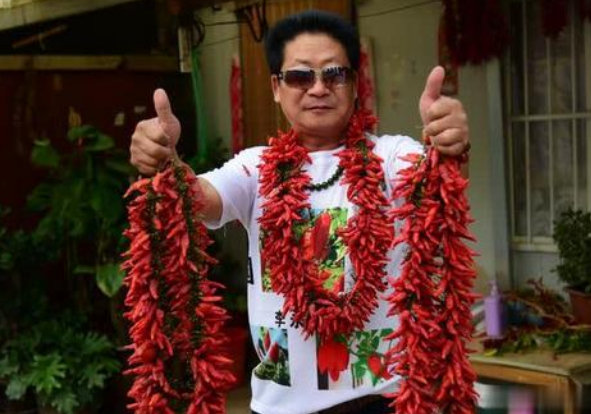 中國辣王李永志：一餐5斤辣椒配白酒，32個魔鬼辣椒擊敗印度老人
