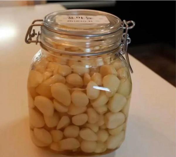 冬天必吃的臘八蒜,只需幾步就可以醃製出好吃又下飯的臘八蒜 冬天必吃的臘八蒜,只需幾步就可以醃製出好吃又下飯的臘八蒜