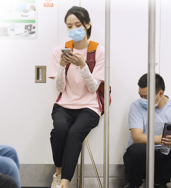 突破傳統登山杖設計!爬山累了用來按摩,還能當作凳子給手機充電 突破傳統登山杖設計!爬山累了用來按摩,還能當作凳子給手機充電