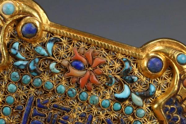 清 齋戒牌、金器，金花絲齋戒掛佩、金拉絲工藝、鑲嵌青金石