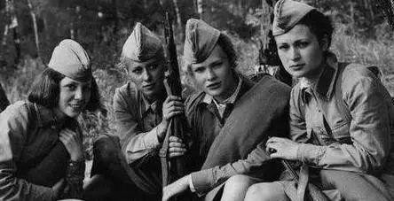 德國戰敗後，50萬女兵為何一夜之間消失，究竟發生了什麼？