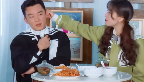 林一夾面，baby貼心抱住腿，陸地夫婦後，跑男終於明白怎麼炒cp了